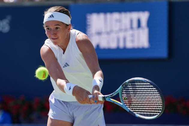 WTA, Tennis Damen Masters 1000 National Bank Open Toronto 2026 - Round of 128 - Day 3 Nikola Bartunkova of Czech Republic plays a backhand during the Women™s Singles round of 128 match against Bianca Andreescu of Canada on day 3 of the WTA Masters 1000 National Bank Open at Sobeys Stadium on August 3, 2026, in Toronto, Canada. (Photo by Leonardo Ramirez Eyepix Group) Copyright: xLeonardoxRamirezx xEyepixxGroupx LR03082026-01213