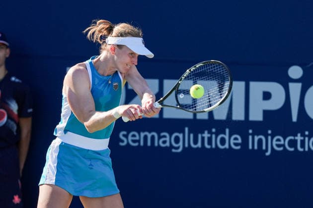 WTA, Tennis Damen Masters 1000 National Bank Open Toronto 2026 - Round of 128 - Day 3 Liudmila Samsonova of Russia plays a backhand during the Women™s Singles round of 128 match against Janice Tjen of Indonesia on day 3 of the WTA Masters 1000 National Bank Open at Sobeys Stadium on August 3, 2026, in Toronto, Canada. (Photo by Leonardo Ramirez Eyepix Group) Copyright: xLeonardoxRamirezx xEyepixxGroupx LR03082026-03472