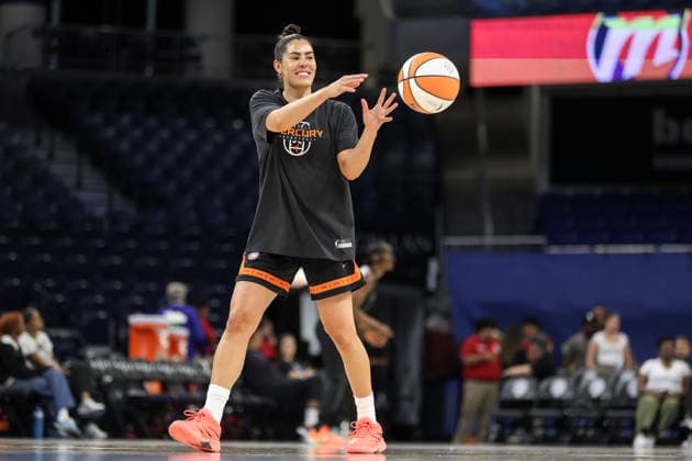 CHICAGO, USA - August 3: Kelsey Plum (10 Phoenix Mercury) gets shots up before the WNBA, Basketball Damen, USA game between the Chicago Sky and Phoenix Mercury at Wintrust Arena on Monday, August 3 in Chicago, USA  Copyright: xShainaxBenhiyoun SPPx Sportspressphoto_SPR200266