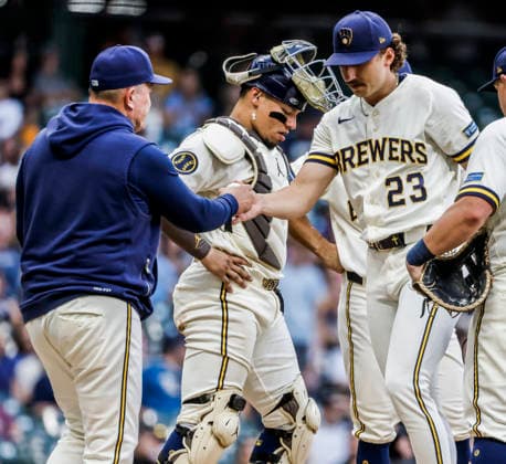 Milwaukee Brewers manager Pat Murphy (L) pulls Milwaukee Brewers starting pitcher Brandon Sproat (R) after Sproat threw back to back wild pitchers in the fourth inning of the MLB, Baseball Herren, USA game between the Pittsburgh Pirates and the Milwaukee Brewers at American Family Field in Milwaukee, Wisconsin on Monday, August 3, 2026.  MIL20260803810 TANNENxMAURY