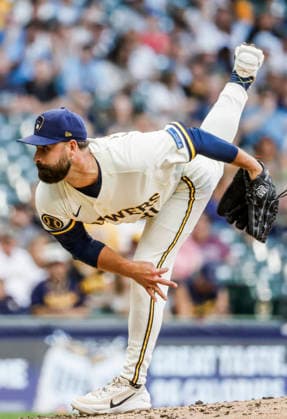 Milwaukee Brewers relief pitcher Garrett Stallings throws in the fourth inning of the MLB, Baseball Herren, USA game between the Pittsburgh Pirates and the Milwaukee Brewers at American Family Field in Milwaukee, Wisconsin on Monday, August 3, 2026.  MIL20260803811 TANNENxMAURY