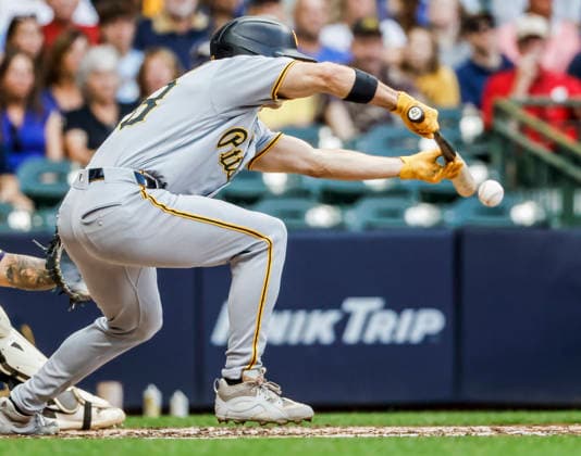 Pittsburgh Pirates center fielder Jake Mangum lays down a squeeze play bunt to score Pittsburgh Pirates catcher Endy Rodriguez in the fourth inning of the MLB, Baseball Herren, USA game between the Pittsburgh Pirates and the Milwaukee Brewers at American Family Field in Milwaukee, Wisconsin on Monday, August 3, 2026.  MIL20260803812 TANNENxMAURY