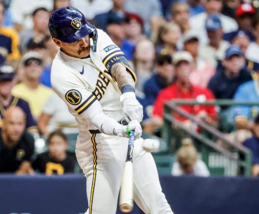 Milwaukee Brewers shortstop Joey Ortiz hits an RBI single in the fifth inning of the MLB, Baseball Herren, USA game between the Pittsburgh Pirates and the Milwaukee Brewers at American Family Field in Milwaukee, Wisconsin on Monday, August 3, 2026.  MIL20260803816 TANNENxMAURY
