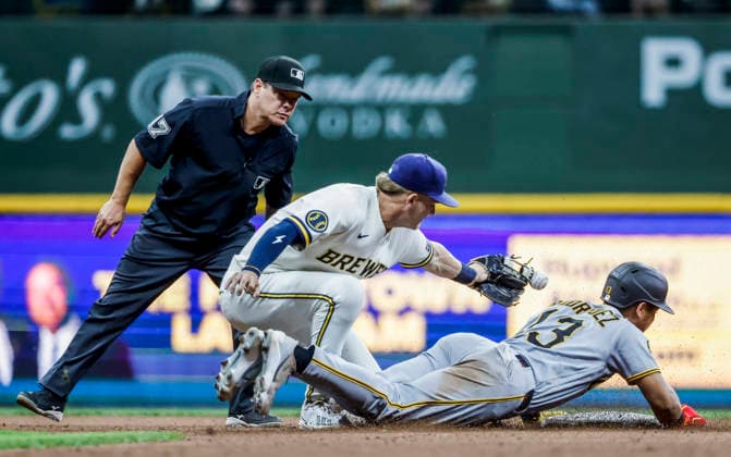 Second base umpire D.J. Reyburn (L) watches as Pittsburgh Pirates catcher Endy Rodriguez (R) steals second base on Milwaukee Brewers shortstop Cooper Pratt in the eighth inning of the MLB, Baseball Herren, USA game between the Pittsburgh Pirates and the Milwaukee Brewers at American Family Field in Milwaukee, Wisconsin on Monday, August 3, 2026.  MIL20260803831 TANNENxMAURY
