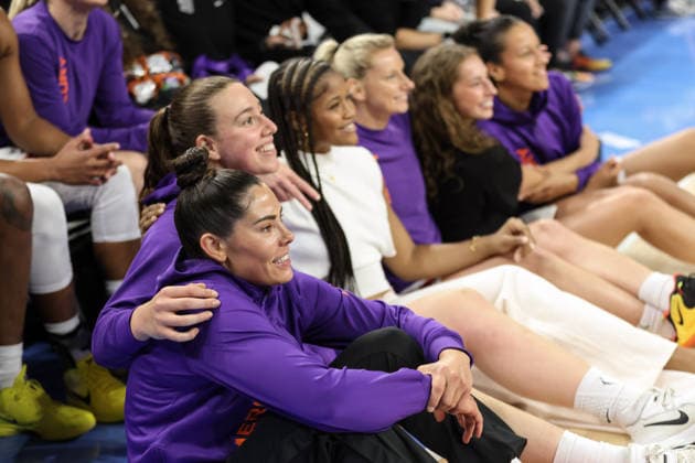 CHICAGO, USA - August 3: Kelsey Plum (0 Phoenix Mercury) poses with teammates before the WNBA, Basketball Damen, USA game between the Chicago Sky and Phoenix Mercury at Wintrust Arena on Monday, August 3 in Chicago, USA  Copyright: xShainaxBenhiyoun SPPx Sportspressphoto_SPR200277