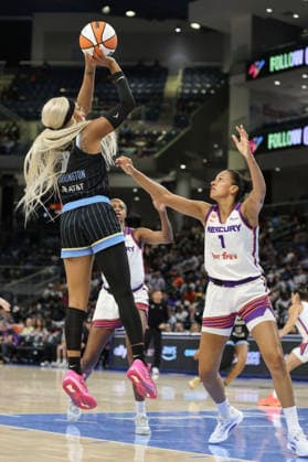 CHICAGO, USA - August 3: DiJonai Carrington (7 Chicago Sky) shoots the ball during the WNBA, Basketball Damen, USA game between the Chicago Sky and Phoenix Mercury at Wintrust Arena on Monday, August 3 in Chicago, USA  Copyright: xShainaxBenhiyoun SPPx Sportspressphoto_SPR200284