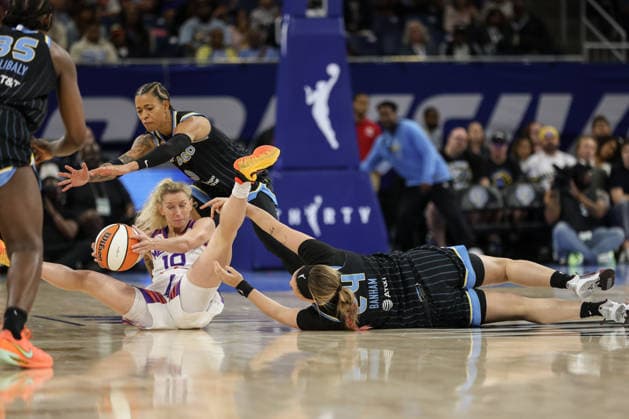 CHICAGO, USA - August 3: Lexi Held (10 Phoenix Mercury) Natasha Cloud (9 Chicago Sky) and Rachel Banham (24 Chicago Sky) battle for the ball during the WNBA, Basketball Damen, USA game between the Chicago Sky and Phoenix Mercury at Wintrust Arena on Monday, August 3 in Chicago, USA  Copyright: xShainaxBenhiyoun SPPx Sportspressphoto_SPR200289