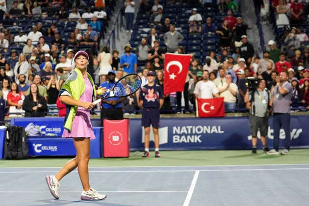 National Bank Open 2026 - Day 3 TORONTO, CANADA - AUGUST 3 : Zeynep Sonmez of Turkiye gestures with fans after defeating Rebecca Marino of Canada in the round of 128 during the WTA, Tennis Damen 1000 National Bank Open in Toronto, Ontario, Canada on August 3, 2026. Mert Alper Dervis Anadolu Ontario Canada. Editorial use only. Please get in touch for any other usage.  Copyright: x2026xAnadoluxMertxAlperxDervisx