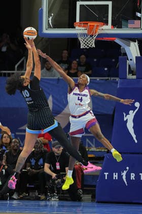 CHICAGO, IL - AUGUST 03: Kamilla Cardoso 10 of the Chicago Sky shoots the ball over Natasha Mack 4 of the Phoenix Mercury during the first half on August 3, 2026 at Winturst Arena in Chicago, Illinois. (Photo by Melissa Tamez Icon Sportswire) WNBA, Basketball Damen, USA AUG 03 Phoenix Mercury at Chicago Sky EDITORIAL USE ONLY Icon260803003