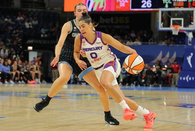 CHICAGO, IL - AUGUST 03: Kelsey Plum 0 of the Phoenix Mercury drives to the basket past Gabriela Jaquez 11 of the Chicago Sky during the first half on August 3, 2026 at Winturst Arena in Chicago, Illinois. (Photo by Melissa Tamez Icon Sportswire) WNBA, Basketball Damen, USA AUG 03 Phoenix Mercury at Chicago Sky EDITORIAL USE ONLY Icon260803009