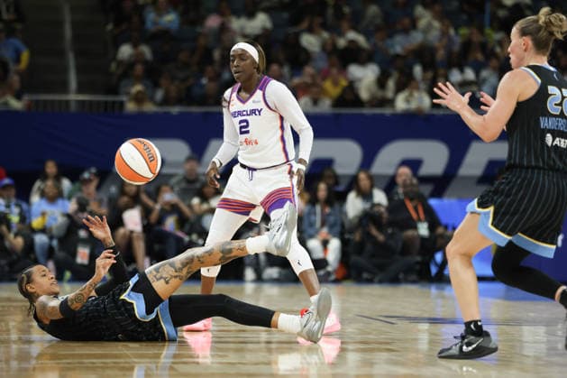 CHICAGO, USA - August 3: Natasha Cloud (9 Chicago Sky) throws the ball to Courtney Vandersloot (22 Chicago Sky) during the WNBA, Basketball Damen, USA game between the Chicago Sky and Phoenix Mercury at Wintrust Arena on Monday, August 3 in Chicago, USA  Copyright: xShainaxBenhiyoun SPPx Sportspressphoto_SPR200303