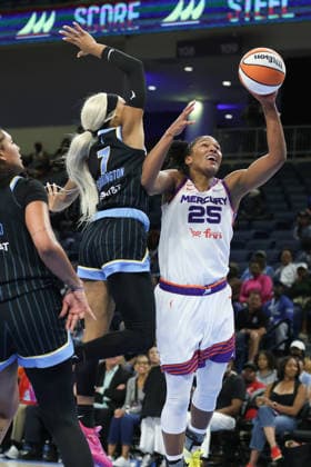 CHICAGO, USA - August 3: Alyssa Thomas (25 Phoenix Mercury) shoots the ball during the WNBA, Basketball Damen, USA game between the Chicago Sky and Phoenix Mercury at Wintrust Arena on Monday, August 3 in Chicago, USA  Copyright: xShainaxBenhiyoun SPPx Sportspressphoto_SPR200320