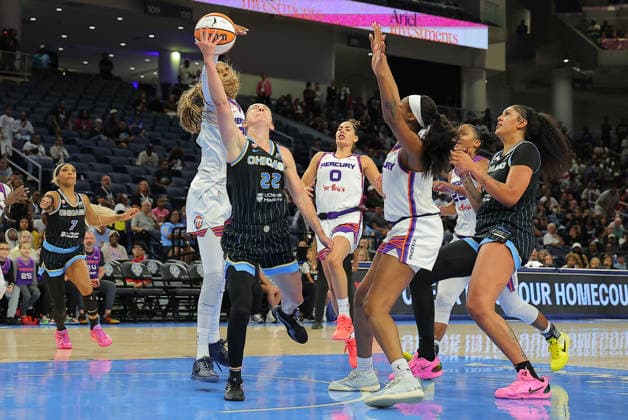 CHICAGO, IL - AUGUST 03: DeWanna Bonner 24 of the Phoenix Mercury blocks Courtney Vandersloot 22 of the Chicago Sky layup during the second half on August 3, 2026 at Winturst Arena in Chicago, Illinois. (Photo by Melissa Tamez Icon Sportswire) WNBA, Basketball Damen, USA AUG 03 Phoenix Mercury at Chicago Sky EDITORIAL USE ONLY Icon260803021