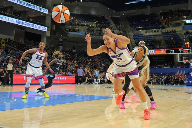 CHICAGO, IL - AUGUST 03: DiJonai Carrington 7 of the Chicago Sky and Kelsey Plum 0 of the Phoenix Mercury in action during the second half on August 3, 2026 at Winturst Arena in Chicago, Illinois. (Photo by Melissa Tamez Icon Sportswire) WNBA, Basketball Damen, USA AUG 03 Phoenix Mercury at Chicago Sky EDITORIAL USE ONLY Icon260803030