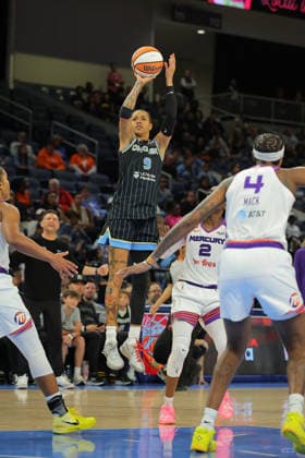 CHICAGO, IL - AUGUST 03: Natasha Cloud 9 of the Chicago Sky shoots a three-point basket during the second half against the Phoenix Mercury on August 3, 2026 at Winturst Arena in Chicago, Illinois. (Photo by Melissa Tamez Icon Sportswire) WNBA, Basketball Damen, USA AUG 03 Phoenix Mercury at Chicago Sky EDITORIAL USE ONLY Icon260803036