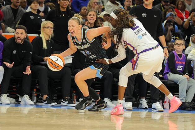CHICAGO, IL - AUGUST 03: Kahleah Copper 2 of the Phoenix Mercury fouls Courtney Vandersloot 22 of the Chicago Sky during the second half on August 3, 2026 at Winturst Arena in Chicago, Illinois. (Photo by Melissa Tamez Icon Sportswire) WNBA, Basketball Damen, USA AUG 03 Phoenix Mercury at Chicago Sky EDITORIAL USE ONLY Icon260803043