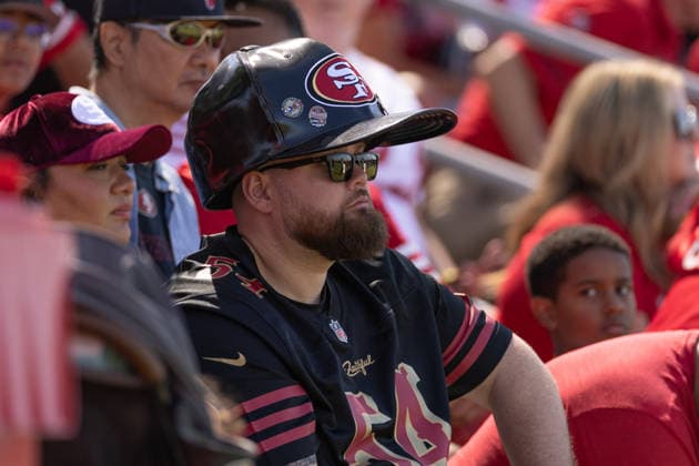 NFL, American Football Herren, USA San Francisco 49ers Training Camp Aug 3, 2026; Santa Clara, California, USA; San Francisco 49ers fan watches the Training Camp at the SAP Performance Center next to Levi™s Stadium. Mandatory Credit: Stan Szeto - Image of Santa Clara California USA EDITORIAL USE ONLY Copyright: xStanxSzetox StanxSzetox iosphotos416920