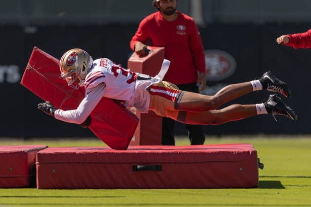 NFL, American Football Herren, USA San Francisco 49ers Training Camp Aug 3, 2026; Santa Clara, California, USA; San Francisco 49ers cornerback Ephesians Prysock (35) tackles a training pad during Training Camp at the SAP Performance Center next to Levi™s Stadium. Mandatory Credit: Stan Szeto - Image of Santa Clara California USA EDITORIAL USE ONLY Copyright: xStanxSzetox StanxSzetox iosphotos416921