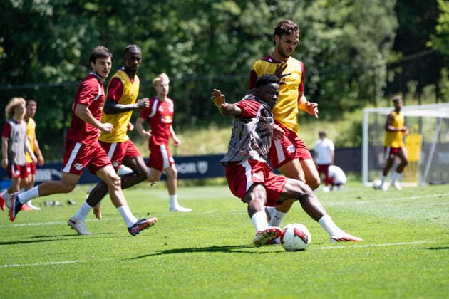 Suleman Sani, (RB Leipzig, 18), vorne, gegen Eljif Elmas (RB Leipzig, 19), RB Leipzig, Fussball, Trainingslager Austria, Saison Vorbereitung, Saison 2026 2027, GER, 03.08.2026, Eibner-Pressefoto Andreas Ulmer RB Leipzig, Fussball, Trainingslager Austria, Saison Vorbereitung, Saison 2026 2027, GER, 03.08.2026, *** Suleman Sani, RB Leipzig, 18, in the foreground, alongside Eljif Elmas, RB Leipzig, 19, RB Leipzig, soccer, training camp in Austria, preseason, 2026–2027 season, GER, August 3, 2026, Eibner Press Photo by Andreas Ulmer, RB Leipzig, soccer, training camp in Austria, preseason, 2026–2027 season, GER, August 3, 2026, Copyright: xEibner-Pressefoto AndreasxUlmerx EP_AUR