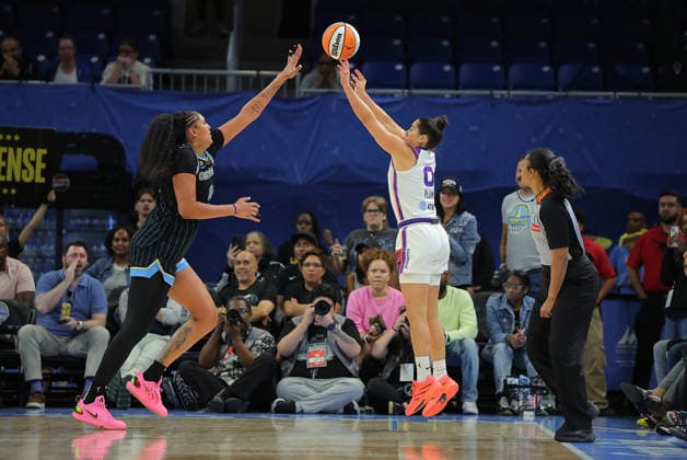 CHICAGO, IL - AUGUST 03: Kelsey Plum 0 of the Phoenix Mercury shoots a three-point basket over Kamilla Cardoso 10 of the Chicago Sky during the second half on August 3, 2026 at Winturst Arena in Chicago, Illinois. (Photo by Melissa Tamez Icon Sportswire) WNBA, Basketball Damen, USA AUG 03 Phoenix Mercury at Chicago Sky EDITORIAL USE ONLY Icon260803045