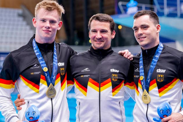 France, Paris, Centre Aquatique Olympique Metropole du Grand Paris, 03.08.2026, European Aquatics Championships Artistic Swimming, Day 4, Men™s 3m Springboard Synchro Final, Lou Noel Guy Massenberg, Coach Norman Becker and Jonathan Giesbert Schauer of Germany celebrate winning the Gold Medal, Photo by Eibner Pressefoto Tino Henschel European Aquatics Championships Artistic Swimming, Day 4, Men™s 3m Springboard Synchro Final Paris *** France, Paris, Centre Aquatique Olympique Metropole du Grand Paris, August 3, 2026, European Aquatics Championships – Artistic Swimming, Day 4, Men’s 3m Springboard Synchronized Final, Lou Noel Guy Massenberg, Coach Norman Becker, and Jonathan Giesbert Schauer of Germany celebrate winning the gold medal, Photo by Eibner Pressefoto Tino Henschel European Aquatics Championships Artistic Swimming, Day 4, Men’s 3m Springboard Synchronized Final, Paris Copyright: xEibnerxPressefotox