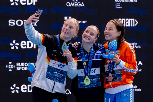 France, Paris, Centre Aquatique Olympique Metropole du Grand Paris, 03.08.2026, European Aquatics Championships Artistic Swimming, Day 3, Women™s 10m Platform Final, Medal Ceremony Women™s 10m Platform Final, Pauline Alexandra Pfeif of Germany, Maisie Bond of Great Britain and Else Praasternik of Nederlands, Photo by Eibner Pressefoto Tino Henschel European Aquatics Championships Artistic Swimming, Day 3, Women™s 10m Platform Final Paris *** France, Paris, Centre Aquatique Olympique Metropole du Grand Paris, August 3, 2026, European Aquatics Championships – Artistic Swimming, Day 3, Women’s 10m Platform Final, Medal Ceremony for the Women’s 10m Platform Final: Pauline Alexandra Pfeif of Germany, Maisie Bond of Great Britain, and Else Praasternik of the Netherlands. Photo by Eibner Pressefoto Tino Henschel, European Aquatics Championships – Artistic Swimming, Day 3, Women’s 10m Platform Final, Paris Copyright: xEibnerxPressefotox