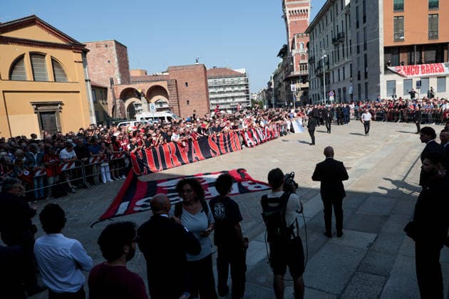 IPA87228984 - Milan, Franco Baresi s Funeral at the Basilica of Sant™Ambrogio In the photo: Fans  Copyright: xFrancescoxEnriquezx xPoolxEnriquezxPiaggesix 0863315709st