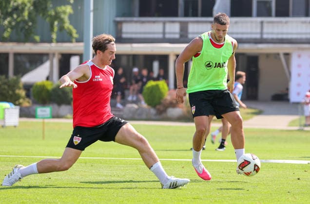 04.08.2026, Deutschland, Grassau, Fußball Bundesliga, Saison 2026 2027, Trainingslager VfB Stuttgart, v.l. Angelo Stiller, Ermedin Demirovic *** August 4, 2026, Germany, Grassau, Bundesliga, 2026–2027 season, VfB Stuttgart training camp, from left: Angelo Stiller, Ermedin Demirovic