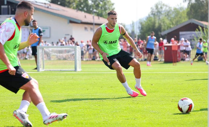 04.08.2026, Deutschland, Grassau, Fußball Bundesliga, Saison 2026 2027, Trainingslager VfB Stuttgart, v.l. Deniz Undav, Ermedin Demirovic *** August 4, 2026, Germany, Grassau, Bundesliga, 2026–2027 season, VfB Stuttgart training camp, from left: Deniz Undav, Ermedin Demirovic