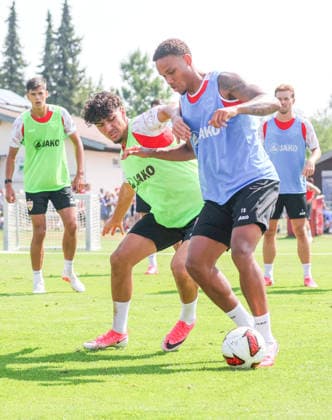 04.08.2026, Deutschland, Grassau, Fußball Bundesliga, Saison 2026 2027, Trainingslager VfB Stuttgart, v.l. Ertugrul Yigit, Nikolas Nartey *** August 4, 2026, Germany, Grassau, Bundesliga, 2026–2027 season, VfB Stuttgart training camp, from left: Ertugrul Yigit, Nikolas Nartey