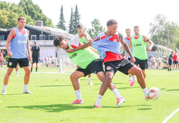04.08.2026, Deutschland, Grassau, Fußball Bundesliga, Saison 2026 2027, Trainingslager VfB Stuttgart, Ertugrul Yigit, Nikolas Nartey *** August 4, 2026, Germany, Grassau, Bundesliga, 2026–2027 season, VfB Stuttgart training camp, Ertugrul Yigit, Nikolas Nartey