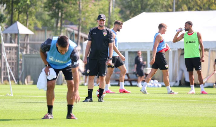 04.08.2026, Deutschland, Grassau, Fußball Bundesliga, Saison 2026 2027, Trainingslager VfB Stuttgart, VfB Trainer Sebastian Hoeneß *** August 4, 2026, Germany, Grassau, Bundesliga, 2026–2027 season, VfB Stuttgart training camp, VfB coach Sebastian Hoeneß