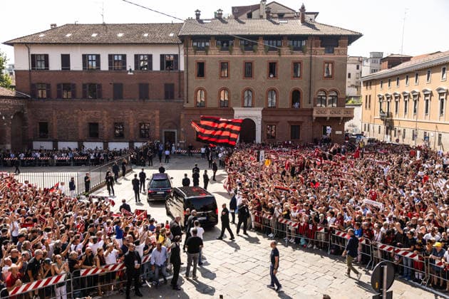 IPA87229644 - Milan: Franco Baresi™s Funeral at the Basilica of Sant™Ambrogio In the photo: the arrival of the casket  Copyright: xFrancescoxEnriquezx xPoolxEnriquezxPiaggesix 0863317599st