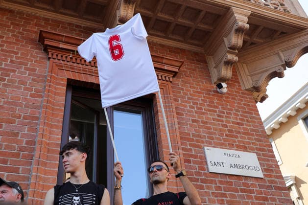 News - Funeral of Franco Baresi Milan fans at the funeral of Franco Baresi during Funeral of Franco Baresi, News in Milan, Italy, August 04 2026 Milan Basilica of Sant Ambrogio Italy Copyright: xRobertaxCorradinx xLiveMediax 0863317406st