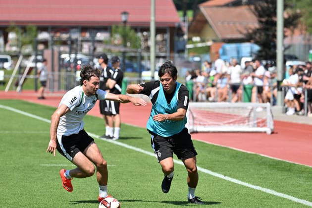 04.08.2026; Rottach-Egern; Fussball, Herren, Saison 2026 2027, Trainingslager Borussia Moenchengladbach Bei Gladbach spielt auch der Dolmetscher im Training mit. Hier Dolmetscher Atsushi Waki, re. Im Zweikampf mit Joe Scally (Gladbach, li.) DFL regulations prohibit any use of photographs as image sequences and or quasi-video. Stadion Am Birkenmoos Bayern Deutschland *** August 4, 2026 Rottach Egern Soccer, Men s, 2026–2027 Season, Borussia Mönchengladbach Training Camp: At Gladbach, even the interpreter joins in during training. Pictured here: Interpreter Atsushi Waki (right) in a tackle with Joe Scally (Gladbach, left). DFL regulations prohibit any use of photographs as image sequences and or quasi-video. Am Birkenmoos Stadium, Bavaria, Germany