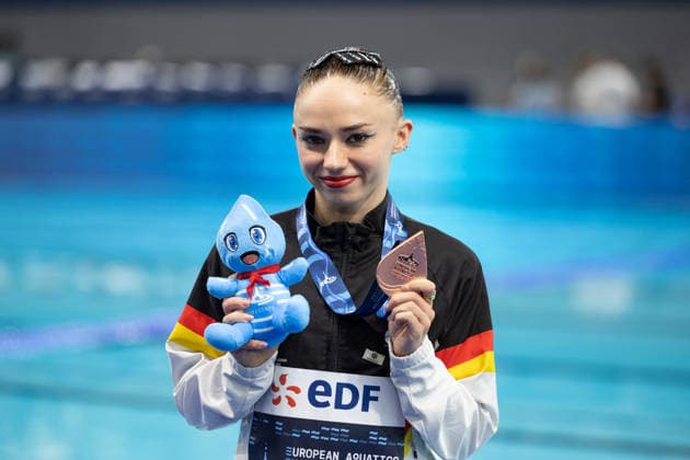 Women solo technical artistic swimming final European Aquatics Championships - Saint-Denis bronze medallist Germany s artistic swimmer Klara Bleyer pose for a picture after the women’s solo technical artistic swimming final event during the LEN European Aquatics Championships, at the Olympic Aquatics Centre in Saint-Denis, northeastern suburbs of Paris, on August 4, 2026. Photo by Raphael Lafargue ABACAPRESS.COM Saint-Denis France  Copyright: xLafarguexRaphael ABACAx