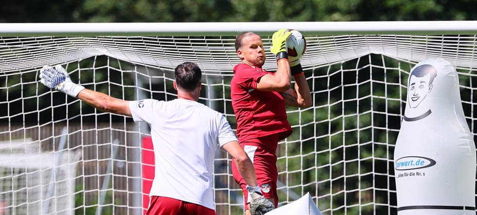 RB Leipzig - AUT Trainingslager Bundesliga Saalfelden, 04.08.2026, Gut Brandlhof, Fussball, Bundesliga, GER , RB Leipzig - Trainingslager in Saalfelden am Steinernen Meer AUT. , Im Bild: Neuzugang Torwart ¯rjan Oerjan Nyland in Aktion. Li.: Torwarttrainer Frederik Gößling Goessling (RB Leipzig) , *** RB Leipzig (AUT) Training Camp, Bundesliga, Saalfelden, August 4, 2026, Gut Brandlhof, Soccer, Bundesliga, GER, RB Leipzig training camp in Saalfelden am Steinernen Meer, AUT. Pictured: New signing goalkeeper ¯rjan Oerjan Nyland in action (left) and goalkeeper coach Frederik Gößling (Goessling) of RB Leipzig, Picture Point