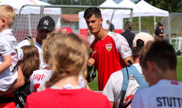 04.08.2026, Deutschland, Grassau, Fußball Bundesliga, Saison 2026 2027, Trainingslager VfB Stuttgart, Chema bei den Fans *** August 4, 2026, Germany, Grassau, Bundesliga, 2026–2027 Season, VfB Stuttgart Training Camp, Chema with the Fans