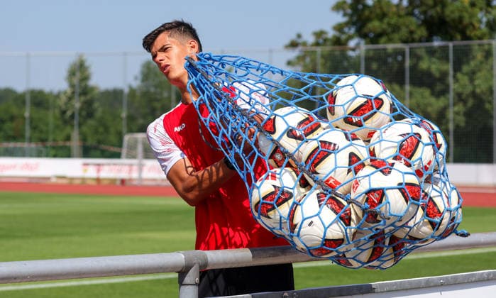 04.08.2026, Deutschland, Grassau, Fußball Bundesliga, Saison 2026 2027, Trainingslager VfB Stuttgart, Chema mit Trainingsbällen, Ball, Netz *** August 4, 2026, Germany, Grassau, Bundesliga, 2026–2027 season, VfB Stuttgart training camp, Chema with training balls, ball, net