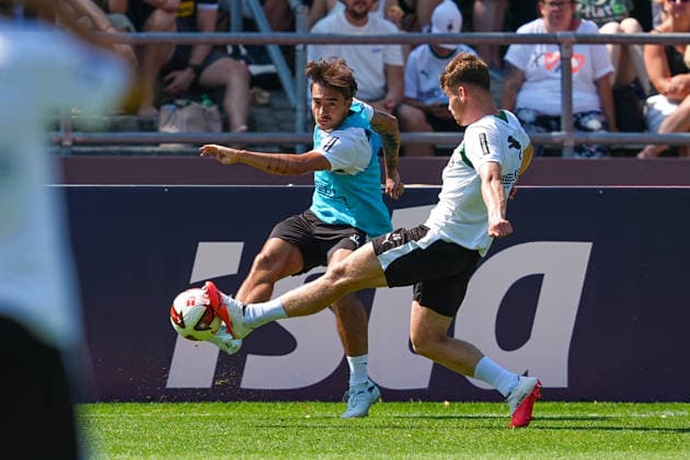 04.08.2026, xydrx, Fußball, Trainingslager, Borussia Mönchengladbach, Saison 2026 2027, Stadion am Birkenmoos: Jens Castrop (Borussia Moenchengladbach, 17) im Zweikampf gegen Lukas Ullrich (Borussia Moenchengladbach, 26) DFB regulations prohibit any use of photographs as image sequences and or quasi-video. *** August 4, 2026, xydrx, soccer, training camp, Borussia Mönchengladbach, 2026–2027 season, Birkenmoos Stadium, Jens Castrop, Borussia Mönchengladbach; No. 17 in a tackle against Lukas Ullrich, Borussia Mönchengladbach; No. 26. DFB regulations prohibit any use of photographs as image sequences and or quasi-video. Copyright: HMBxMedia YannisxDreimann