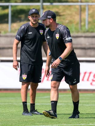 04.08.2026, Deutschland, Grassau, Fußball Bundesliga, Saison 2026 2027, Trainingslager VfB Stuttgart, v.l. Nathaniel Weiss, VfB Trainer Sebastian Hoeneß *** August 4, 2026, Germany, Grassau, Bundesliga, 2026–2027 season, VfB Stuttgart training camp, from left: Nathaniel Weiss, VfB coach Sebastian Hoeneß