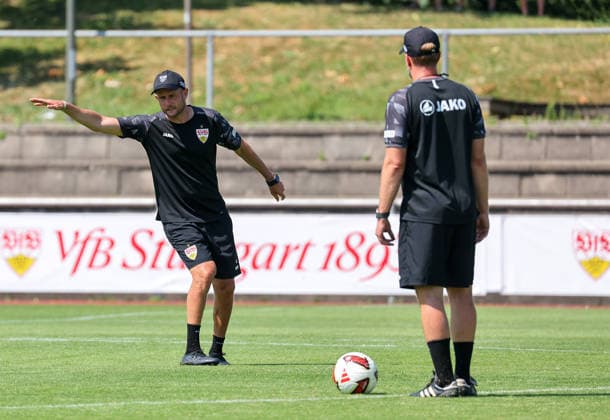 04.08.2026, Deutschland, Grassau, Fußball Bundesliga, Saison 2026 2027, Trainingslager VfB Stuttgart, v.l. Nathaniel Weiss, VfB Trainer Sebastian Hoeneß *** August 4, 2026, Germany, Grassau, Bundesliga, 2026–2027 season, VfB Stuttgart training camp, from left: Nathaniel Weiss, VfB coach Sebastian Hoeneß
