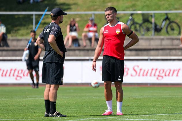 04.08.2026, Deutschland, Grassau, Fußball Bundesliga, Saison 2026 2027, Trainingslager VfB Stuttgart, v.l. VfB Trainer Sebastian Hoeneß, Ermedin Demirovic *** August 4, 2026, Germany, Grassau, Bundesliga, 2026–2027 season, VfB Stuttgart training camp, from left: VfB coach Sebastian Hoeneß, Ermedin Demirovic