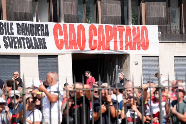 IPA87230296 - Milan: Franco Baresi s Funeral at the Basilica of Sant™Ambrogio In the photo: fans  Copyright: xDuilioxPiaggesix xPoolxEnriquezxPiaggesix 0863320312st