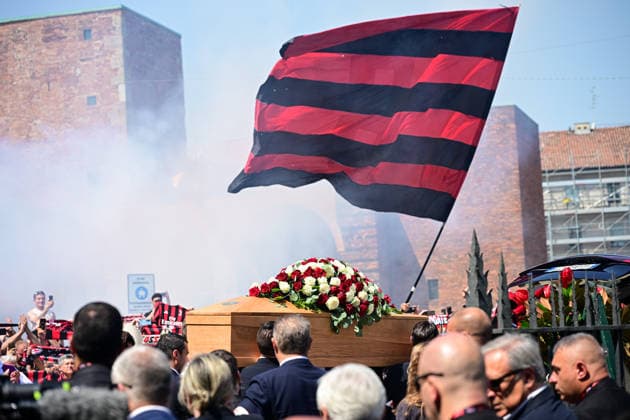 Funeral of former AC Milan footballer Franco Baresi in Milan, Italy MILAN, ITALY - AUGUST 04: The coffin of former AC Milan footballer Franco Baresi is carried out of the Basilica of Sant Ambrogio following his funeral in Milan, Italy, on August 4, 2026. Baresi, regarded as one of the greatest defenders in football history and an icon of AC Milan, died at the age of 66. Piero Cruciatti Anadolu Milan Italy. Editorial use only. Please get in touch for any other usage.  Copyright: x2026xAnadoluxPieroxCruciattix