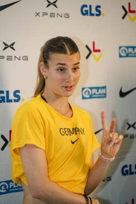 Sandrina Sprengel (GER, VfB Stuttgart) stellt sich den Fragen der Reporter. Pressekonferenz DLV Media Days, Mehrkampf, Leichathletik, Saison 2026 2027, 04.08.2026 Pressekonferenz DLV Media Days, Mehrkampf, Saison 2026 2027, 04.08.2026 Leverkusen *** Sandrina Sprengel (GER), VfB Stuttgart, answers reporters questions at the DLV Media Days press conference on combined events, track and field, and the 2026–2027 season, August 4, 2026 Press conference at DLV Media Days, combined events, 2026–2027 season, August 4, 2026, Leverkusen Copyright: xEibner-Pressefoto ThomasxHaeslerx EP_THR