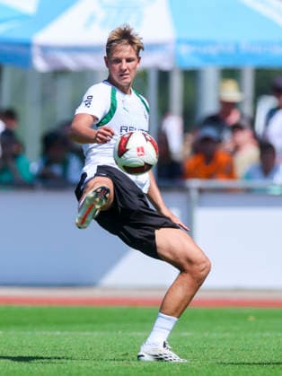 Jan Leszczynski (Borussia Moenchengladbach) kontrolliert den Ball waehrend des Trainingslagers von Borussia Moenchengladbach, Stadion Birkenmoos am 04. August 2026 in Rottach-Egern, Deutschland. (Foto von Marco Steinbrenner DeFodi Images) +++ Jan Leszczynski (Borussia Moenchengladbach) controls the ball during the Borussia Moenchengladbach Training camp at Stadion Birkenmoos on August 4, 2026 in Rottach-Egern, Germany. (Photo by Marco Steinbrenner DeFodi Images) (Photo by Marco Steinbrenner DeFodi Images) - *** Jan Leszczynski of Borussia Mönchengladbach controls the ball during Borussia Mönchengladbach s training camp, Birkenmoos Stadium on August 4, 2026, in Rottach Egern, Germany. Photo by Marco Steinbrenner, DeFodi Images. Jan Leszczynski of Borussia Mönchengladbach controls the ball during the Borussia Mönchengladbach training camp at Birkenmoos Stadium on August 4, 2026 in Rottach-Egern, Germany. Photo by Marco Steinbrenner, DeFodi Images. Photo by Marco Steinbrenner, DeFodi Images.