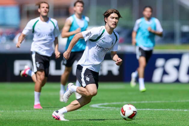 Daiki Hashioka (Borussia Moenchengladbach) kontrolliert den Ball waehrend des Trainingslagers von Borussia Moenchengladbach, Stadion Birkenmoos am 04. August 2026 in Rottach-Egern, Deutschland. (Foto von Marco Steinbrenner DeFodi Images) +++ Daiki Hashioka (Borussia Moenchengladbach) controls the ball during the Borussia Moenchengladbach Training camp at Stadion Birkenmoos on August 4, 2026 in Rottach-Egern, Germany. (Photo by Marco Steinbrenner DeFodi Images) (Photo by Marco Steinbrenner DeFodi Images) - *** Daiki Hashioka of Borussia Mönchengladbach controls the ball during Borussia Mönchengladbach s training camp, Birkenmoos Stadium on August 4, 2026, in Rottach Egern, Germany. Photo by Marco Steinbrenner, DeFodi Images. Daiki Hashioka of Borussia Mönchengladbach controls the ball during the Borussia Mönchengladbach training camp at Birkenmoos Stadium on August 4, 2026 in Rottach-Egern, Germany. Photo by Marco Steinbrenner, DeFodi Images. Photo by Marco Steinbrenner, DeFodi Images.