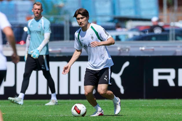 Daiki Hashioka (Borussia Moenchengladbach) kontrolliert den Ball waehrend des Trainingslagers von Borussia Moenchengladbach, Stadion Birkenmoos am 04. August 2026 in Rottach-Egern, Deutschland. (Foto von Marco Steinbrenner DeFodi Images) +++ Daiki Hashioka (Borussia Moenchengladbach) controls the ball during the Borussia Moenchengladbach Training camp at Stadion Birkenmoos on August 4, 2026 in Rottach-Egern, Germany. (Photo by Marco Steinbrenner DeFodi Images) (Photo by Marco Steinbrenner DeFodi Images) - *** Daiki Hashioka of Borussia Mönchengladbach controls the ball during Borussia Mönchengladbach s training camp, Birkenmoos Stadium on August 4, 2026, in Rottach Egern, Germany. Photo by Marco Steinbrenner, DeFodi Images. Daiki Hashioka of Borussia Mönchengladbach controls the ball during the Borussia Mönchengladbach training camp at Birkenmoos Stadium on August 4, 2026 in Rottach-Egern, Germany. Photo by Marco Steinbrenner, DeFodi Images. Photo by Marco Steinbrenner, DeFodi Images