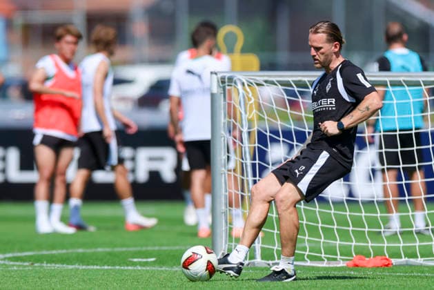 Trainer Eugen Polanski (Borussia Moenchengladbach) kontrolliert den Ball waehrend des Trainingslagers von Borussia Moenchengladbach, Stadion Birkenmoos am 04. August 2026 in Rottach-Egern, Deutschland. (Foto von Marco Steinbrenner DeFodi Images) +++ Trainer Eugen Polanski (Borussia Moenchengladbach) controls the ball during the Borussia Moenchengladbach Training camp at Stadion Birkenmoos on August 4, 2026 in Rottach-Egern, Germany. (Photo by Marco Steinbrenner DeFodi Images) (Photo by Marco Steinbrenner DeFodi Images) - *** Coach Eugen Polanski of Borussia Mönchengladbach controls the ball during Borussia Mönchengladbach’s training camp, Birkenmoos Stadium on August 4, 2026, in Rottach Egern, Germany. Photo by Marco Steinbrenner, DeFodi Images. Coach Eugen Polanski of Borussia Mönchengladbach controls the ball during the Borussia Mönchengladbach training camp at Birkenmoos Stadium on August 4, 2026 in Rottach-Egern, Germany. Photo by Marco Steinbrenner, DeFodi Images. Photo by Marco Steinbrenner, DeFodi Images